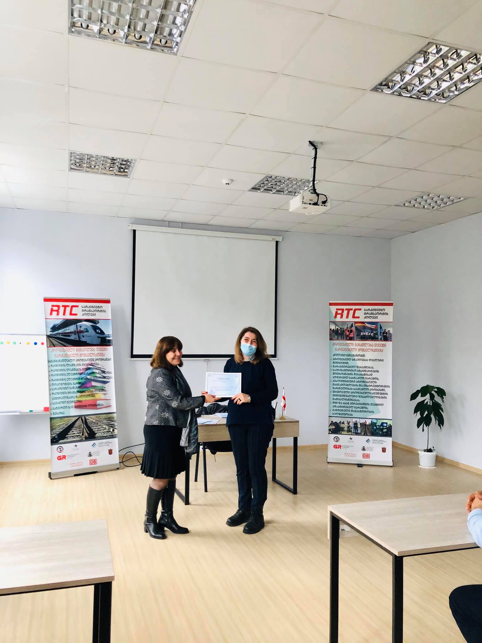 ა(ა)იპ სარკინიგზო ტრანსპორტის კოლეჯის პროფესიული განათლების მასწავლებლებს გადაეცათ პედაგოგიური პროგრამის სრული კურსის სერტიფიკატები