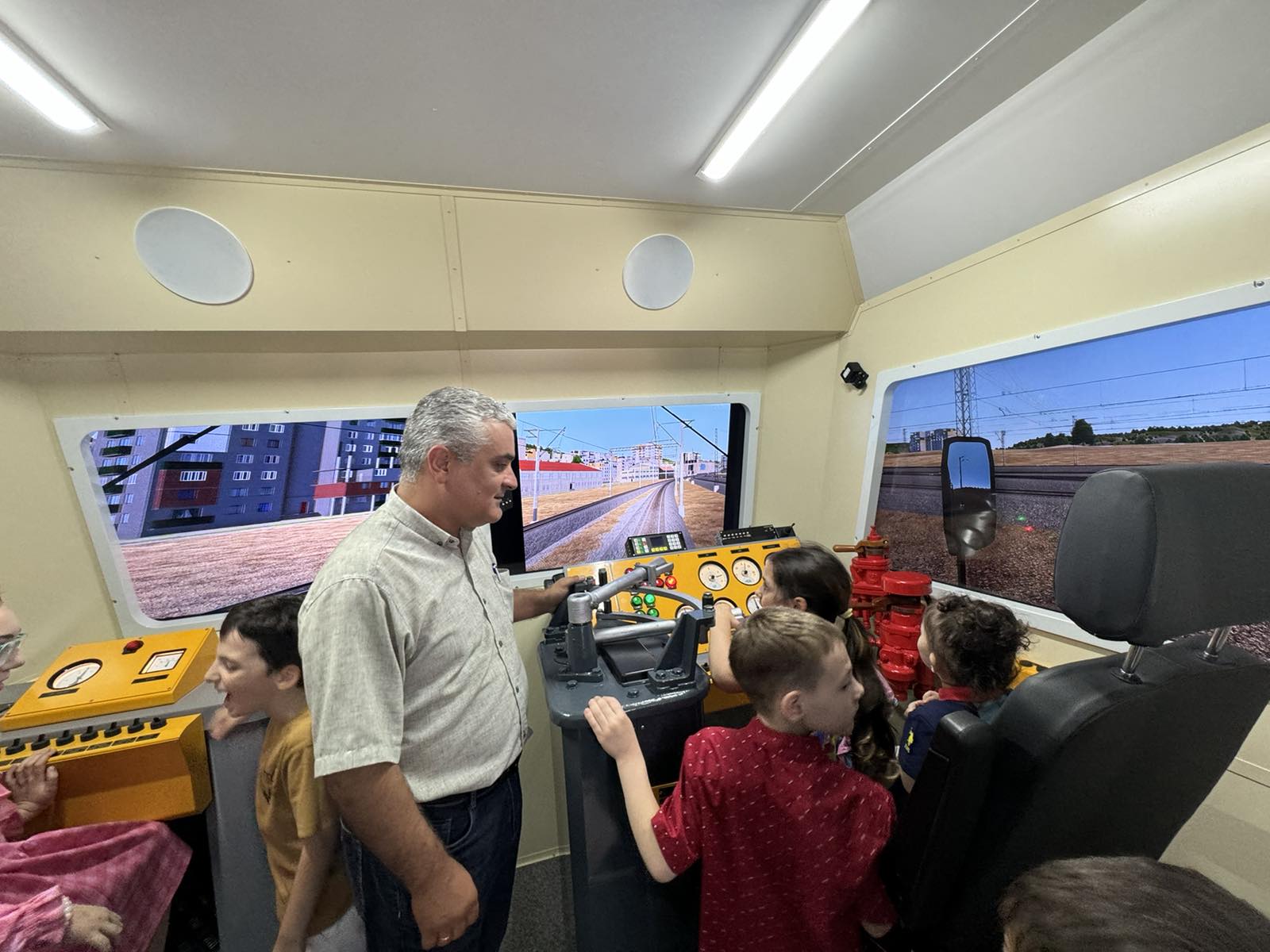 ა(ა)იპ სარკინიგზო ტრანსპორტის კოლეჯი გილოცავთ ბავშვთა დაცვის საერთაშორისო დღეს