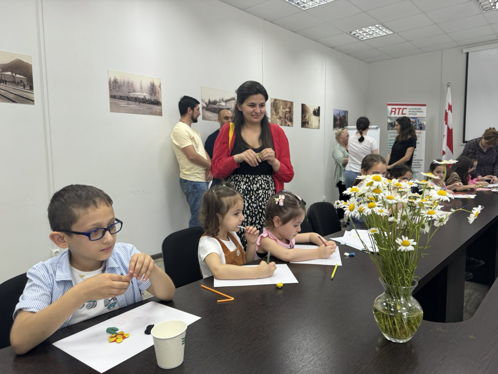 ა(ა)იპ სარკინიგზო ტრანსპორტის კოლეჯი გილოცავთ ბავშვთა დაცვის საერთაშორისო დღეს