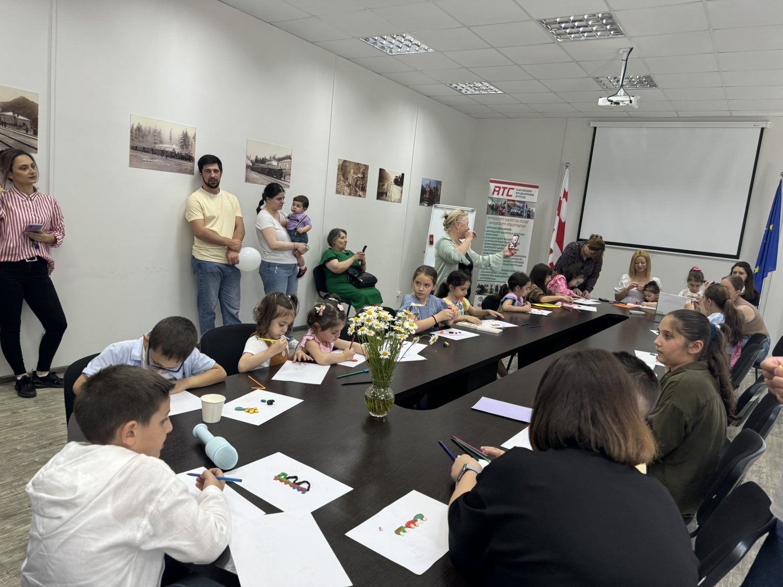 ა(ა)იპ სარკინიგზო ტრანსპორტის კოლეჯი გილოცავთ ბავშვთა დაცვის საერთაშორისო დღეს