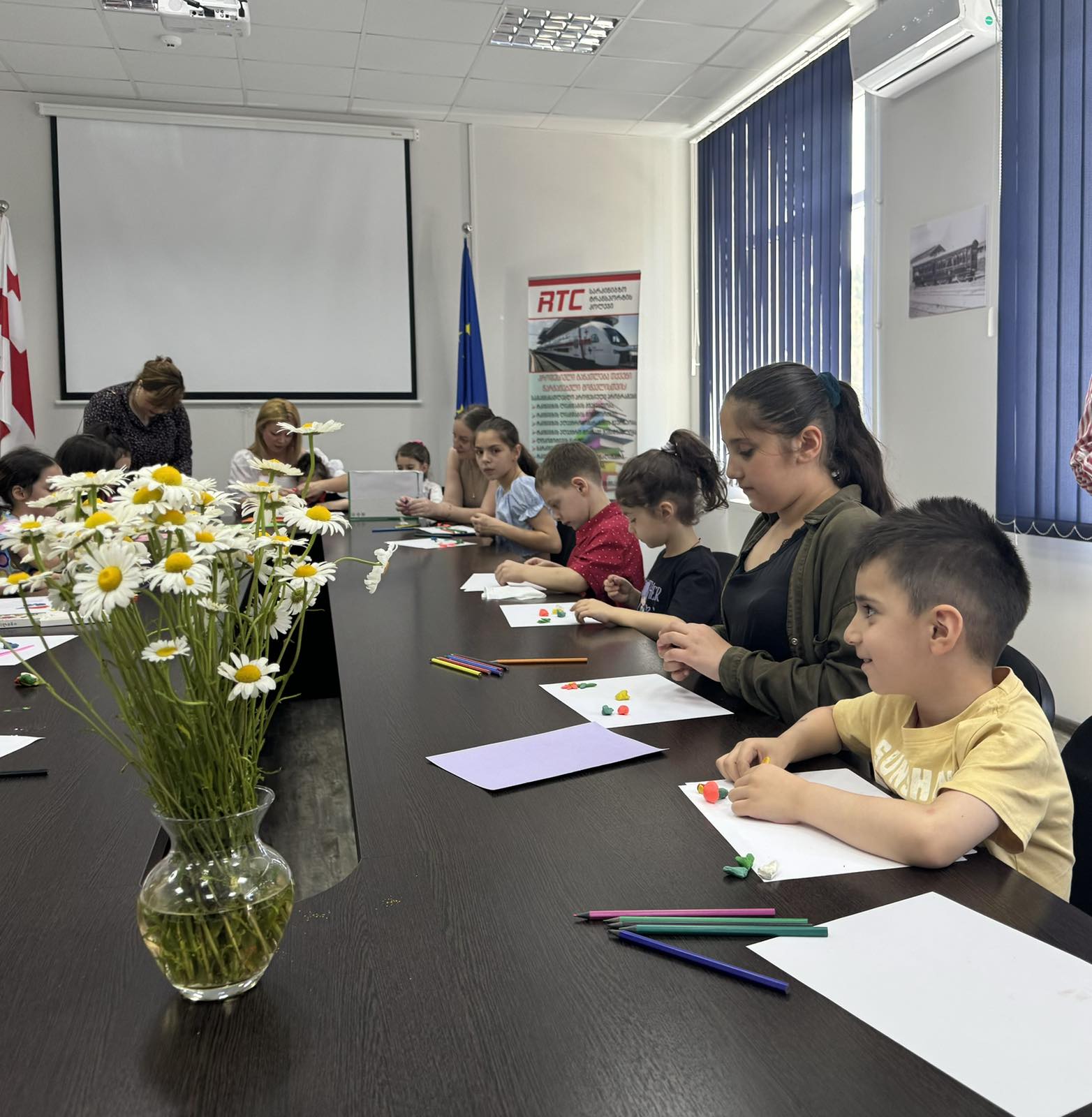 ა(ა)იპ სარკინიგზო ტრანსპორტის კოლეჯი გილოცავთ ბავშვთა დაცვის საერთაშორისო დღეს