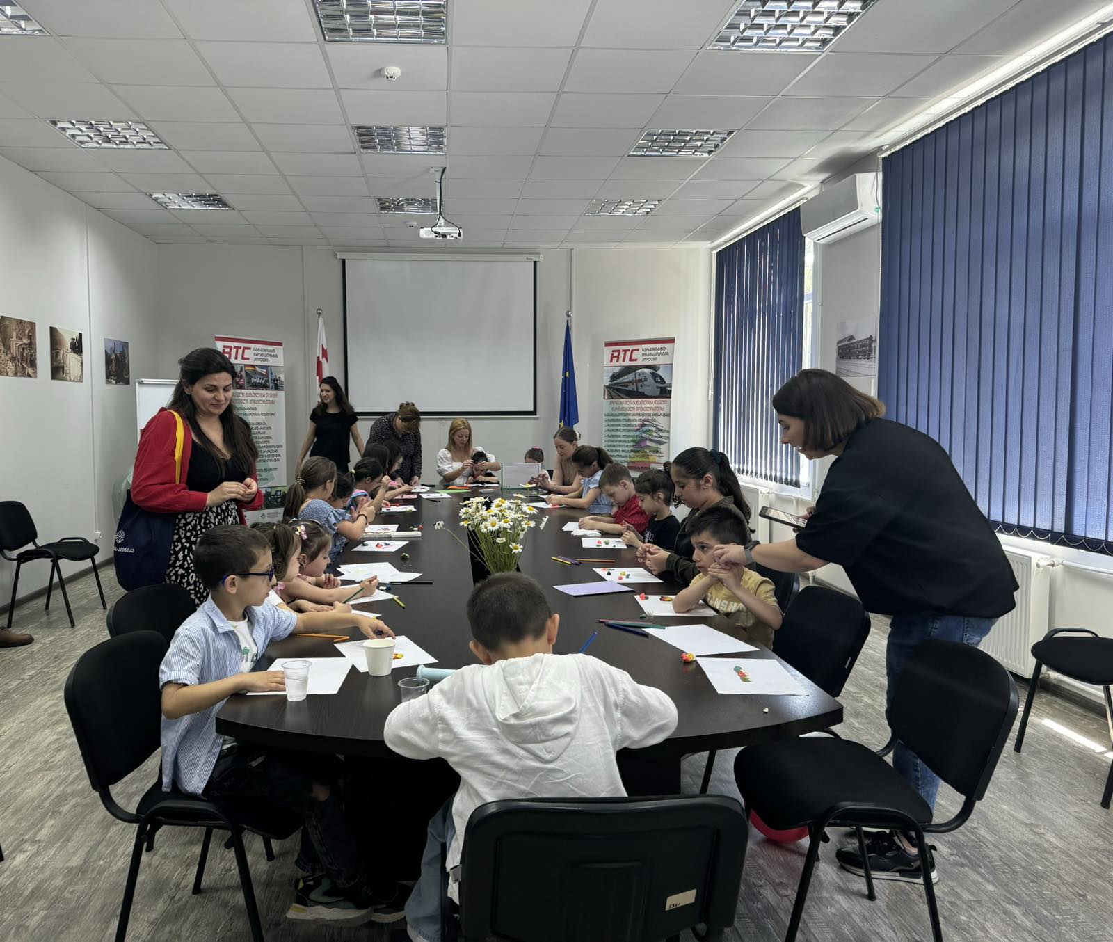 ა(ა)იპ სარკინიგზო ტრანსპორტის კოლეჯი გილოცავთ ბავშვთა დაცვის საერთაშორისო დღეს