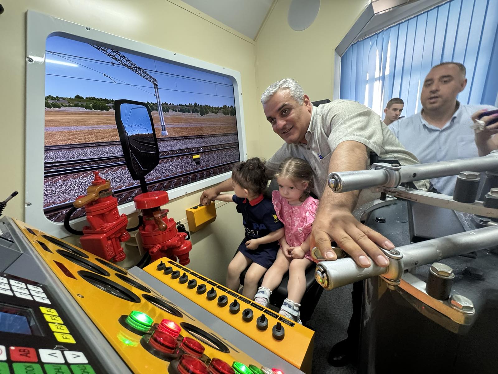 ა(ა)იპ სარკინიგზო ტრანსპორტის კოლეჯი გილოცავთ ბავშვთა დაცვის საერთაშორისო დღეს