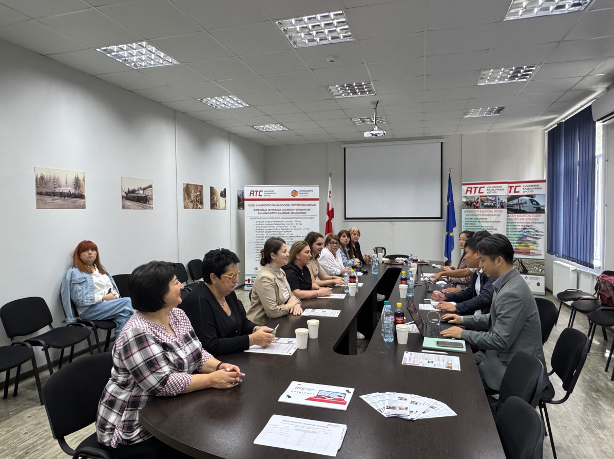 სამხრეთ ჩინეთის ნანჯინგის სარკინიგზო ტექნოლოგიების პროფესიული ინსტიტუტის ვიზიტი სარკინიგზო ტრანსპორტის კოლეჯში