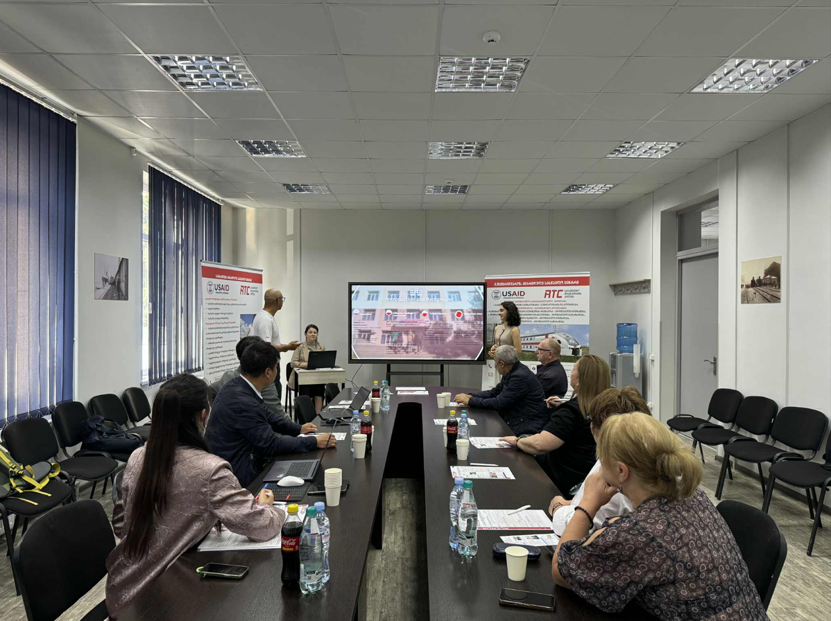 სამხრეთ ჩინეთის ნანჯინგის სარკინიგზო ტექნოლოგიების პროფესიული ინსტიტუტის ვიზიტი სარკინიგზო ტრანსპორტის კოლეჯში