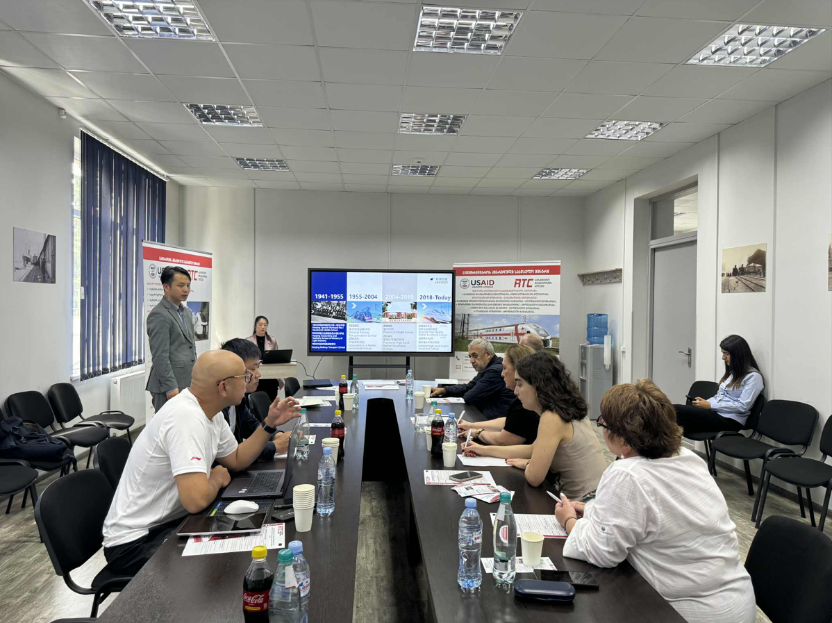 სამხრეთ ჩინეთის ნანჯინგის სარკინიგზო ტექნოლოგიების პროფესიული ინსტიტუტის ვიზიტი სარკინიგზო ტრანსპორტის კოლეჯში