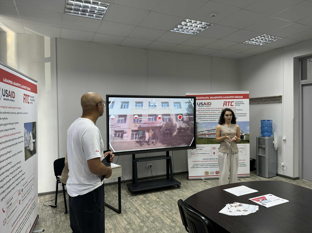 სამხრეთ ჩინეთის ნანჯინგის სარკინიგზო ტექნოლოგიების პროფესიული ინსტიტუტის ვიზიტი სარკინიგზო ტრანსპორტის კოლეჯში