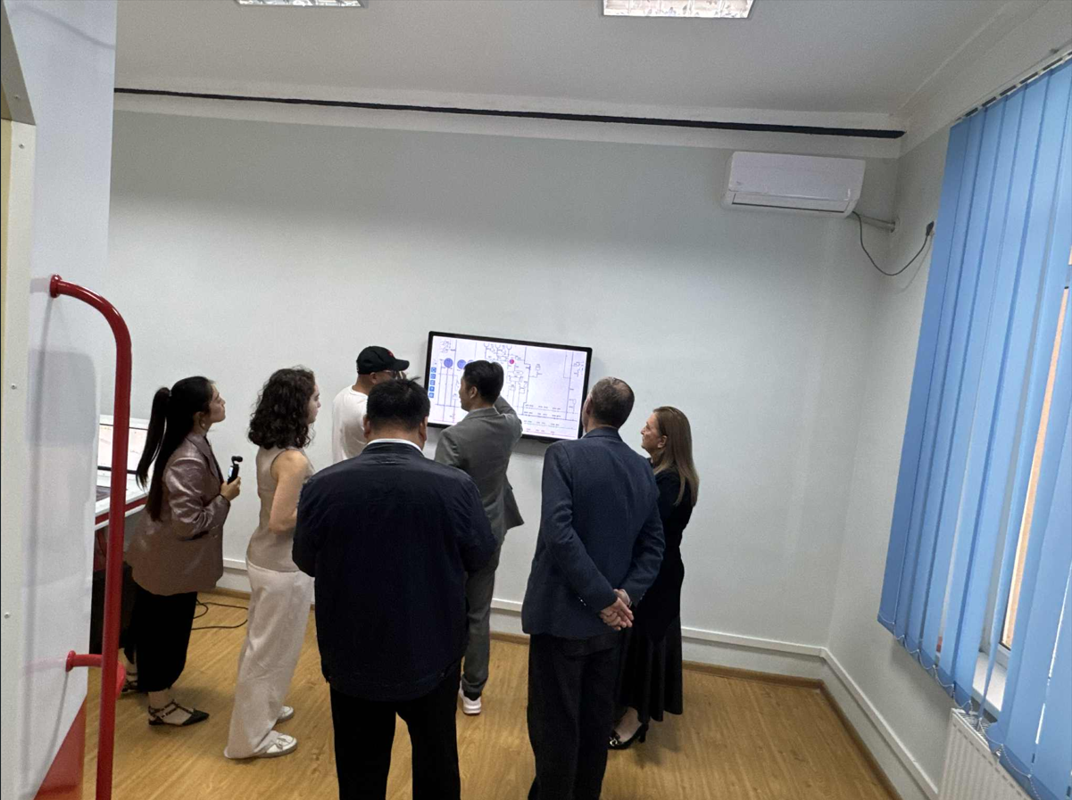 სამხრეთ ჩინეთის ნანჯინგის სარკინიგზო ტექნოლოგიების პროფესიული ინსტიტუტის ვიზიტი სარკინიგზო ტრანსპორტის კოლეჯში