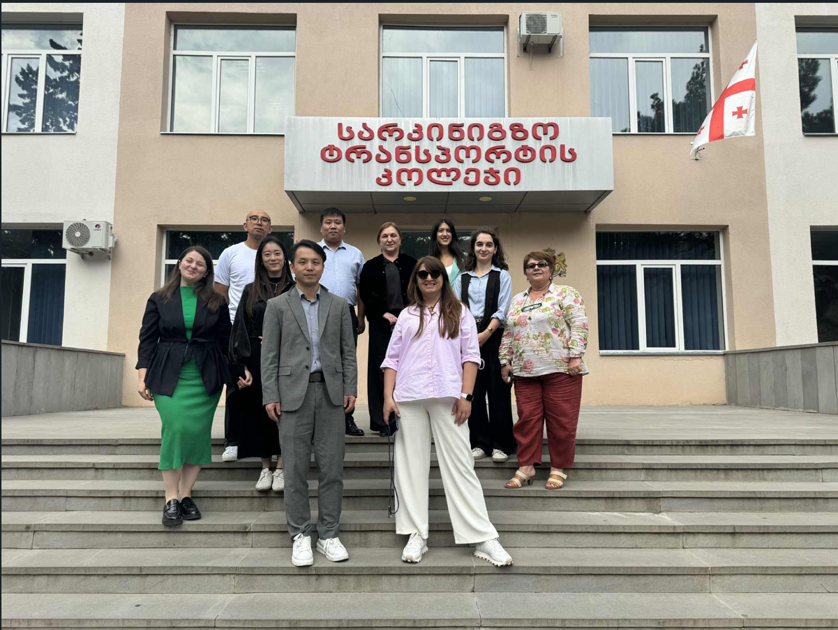 სამხრეთ ჩინეთის ნანჯინგის სარკინიგზო ტექნოლოგიების პროფესიული ინსტიტუტის ვიზიტი სარკინიგზო ტრანსპორტის კოლეჯში